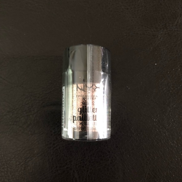 NYX eyeliner & gold glitter ✨ - Picture 5 of 7